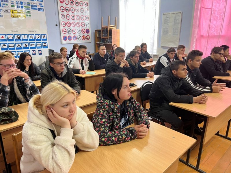 Сотрудники Госавтоинспекции Краснокутского района побеседовали с учащимися политехнического лицея