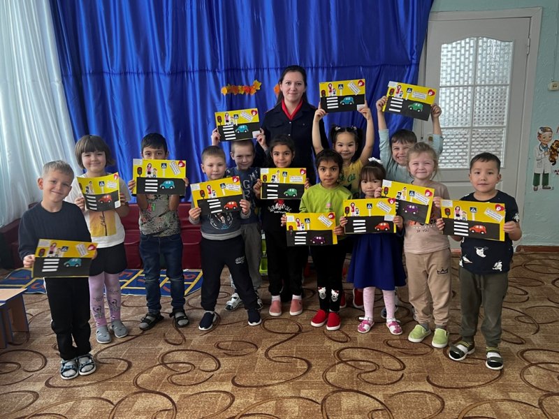 Сотрудники Госавтоинспекции по Краснокутскому району сделали с дошкольниками «открытки безопасности»