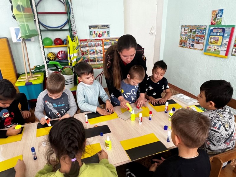 Сотрудники Госавтоинспекции по Краснокутскому району сделали с дошкольниками «открытки безопасности»